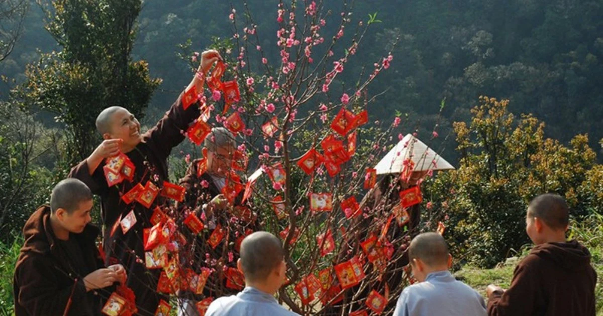 Vietnamese Tet Culture: 15 Customs that make up the traditional Tet identity