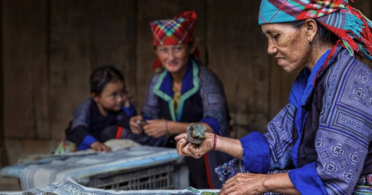 The art of drawing beeswax on linen of the H'Mông people: Experience the unique craft of the highlands of Vietnam