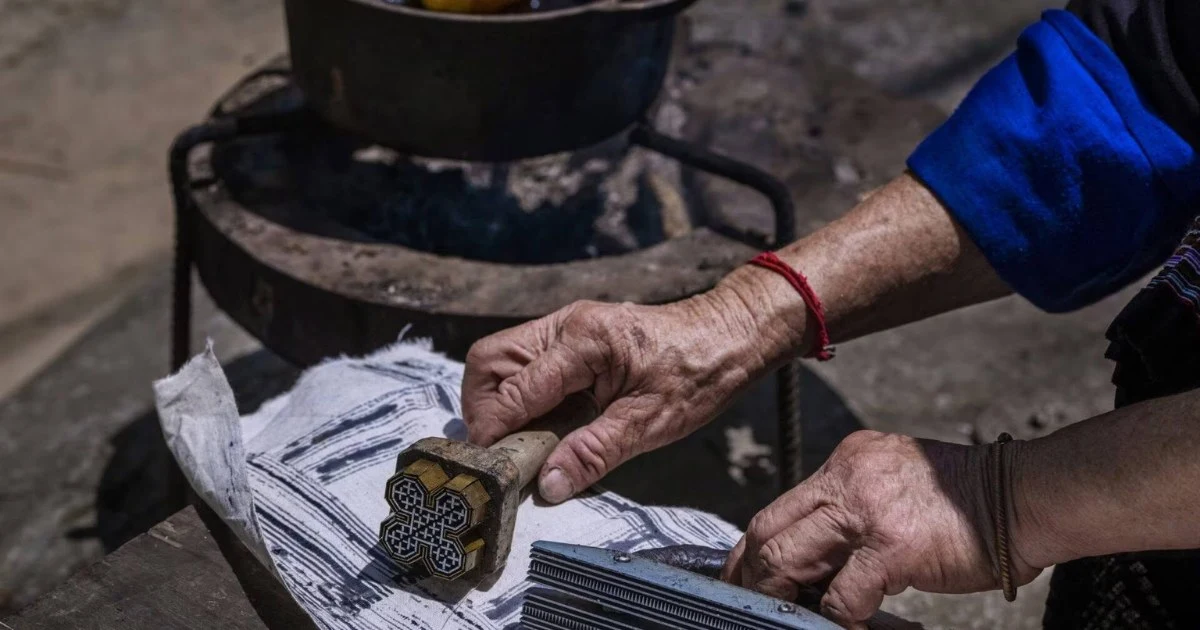 The art of drawing beeswax on linen of the H'Mông people: Experience the unique craft of the highlands of Vietnam