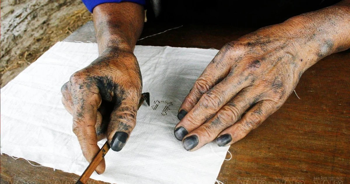 The art of drawing beeswax on linen of the H'Mông people: Experience the unique craft of the highlands of Vietnam