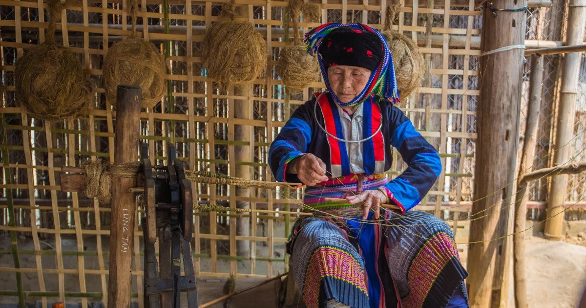 The art of drawing beeswax on linen of the H'Mông people: Experience the unique craft of the highlands of Vietnam